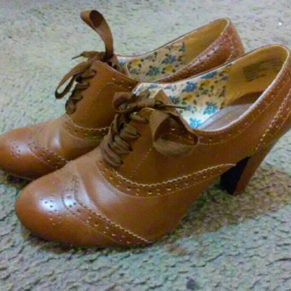 SELLING: Brown Lace Booties