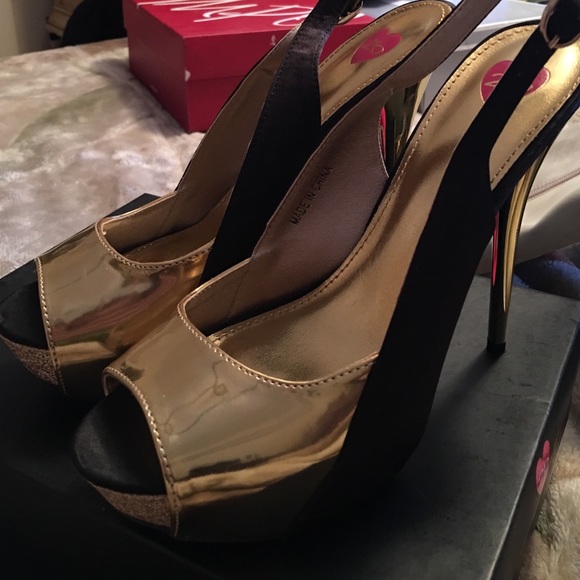 Beautiful Shoes size 8 - make an offer