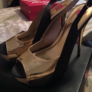 Beautiful Shoes size 8 - make an offer