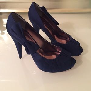 Dark blue satin pumps with bow & pink bottoms! 🎀