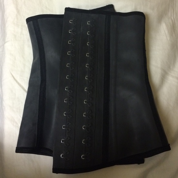 Clenched by Icy waist trainer