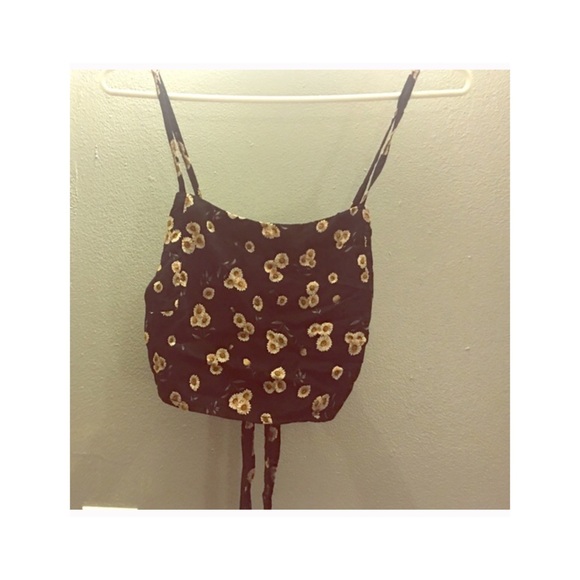 🌞Brandy Melville cropped top *ties in the back