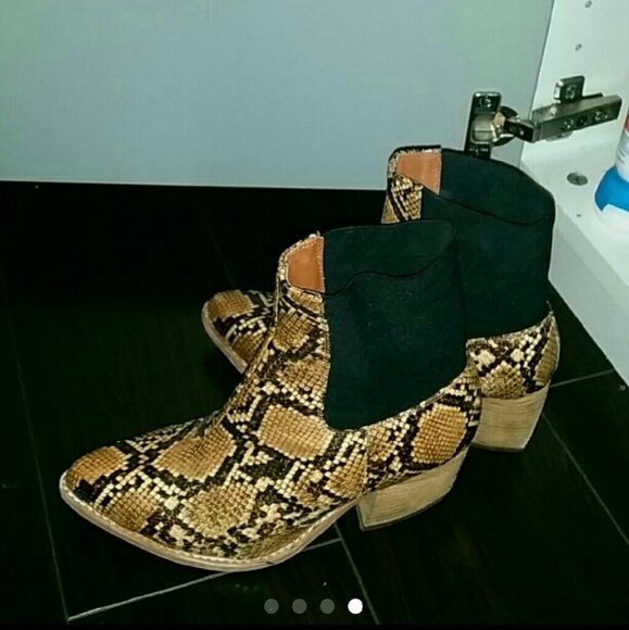 SOLD Jeffrey campbell frontier snake print booties - Picture 2 of 4