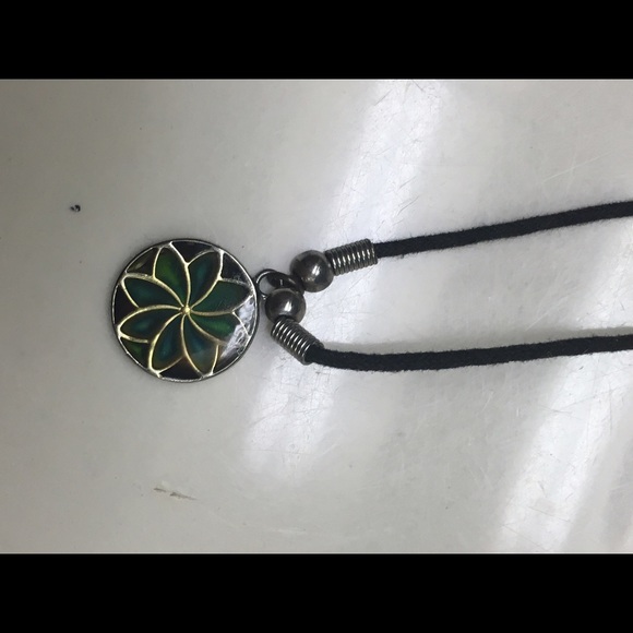 Mood changing neck less