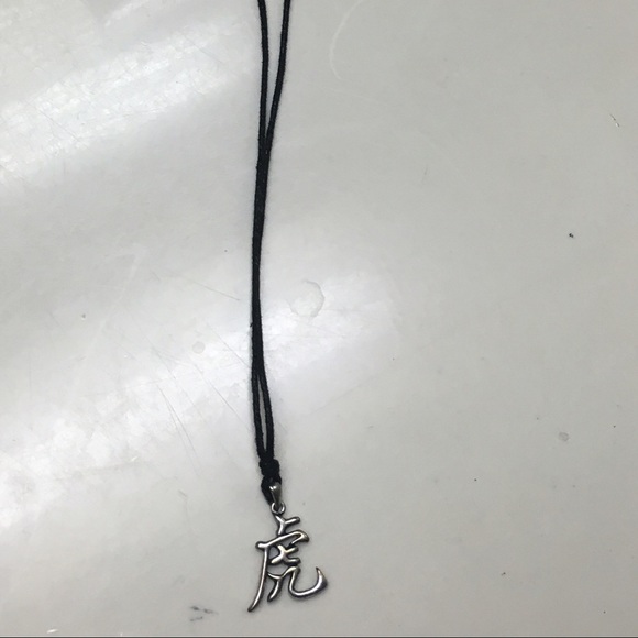 Chinese lettering neck less