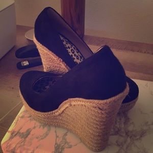 Black wedges