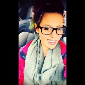 Meet your Posher, Alicia