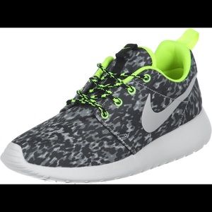 Grey Speckled Nike Roshes with bright green