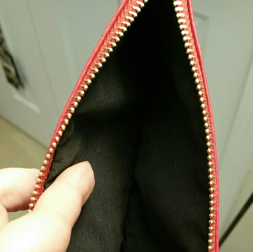Hard rock wristlet red new with tags - Picture 2 of 4
