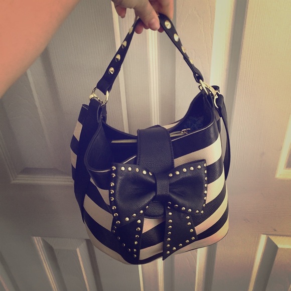 SALE 🌼 BETSEY JOHNSON NWOT black striped purse!