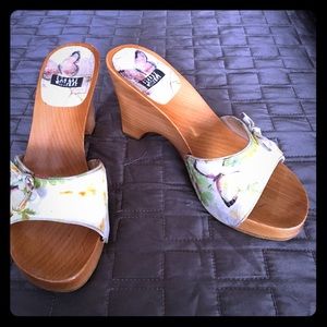 SALE! STUART WEITZMAN Butterfly Print Sandals