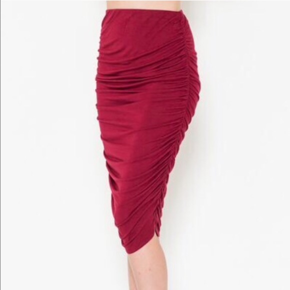 Burgundy pencil skirt with rucching - Picture 2 of 3