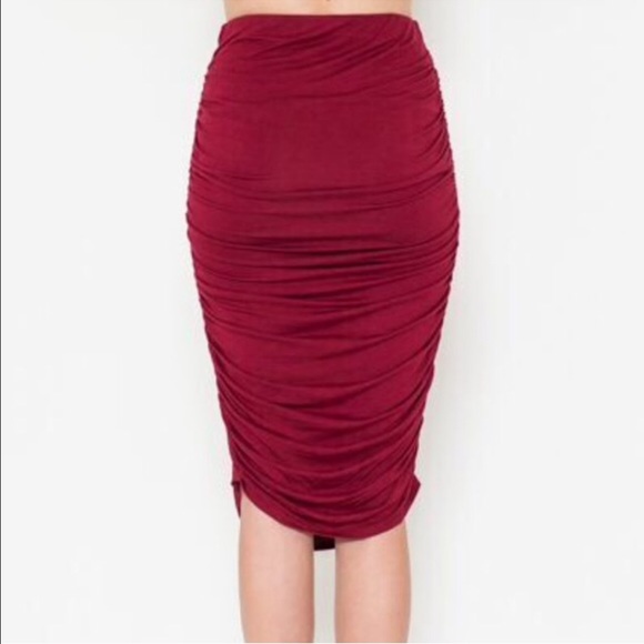 Burgundy pencil skirt with rucching - Picture 3 of 3