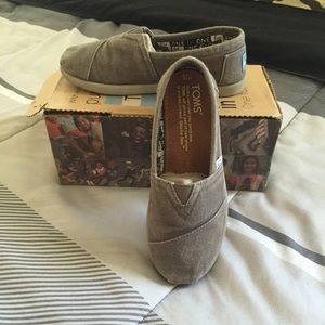 Gray Kids Toms box included