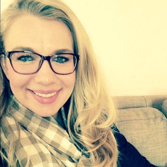 Meet your Posher, Amanda - Picture 2 of 2