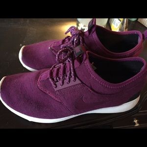 Nike roshe maroon size 8 1/2