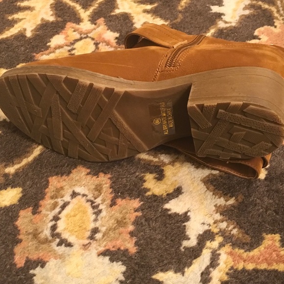Boots - Picture 4 of 4