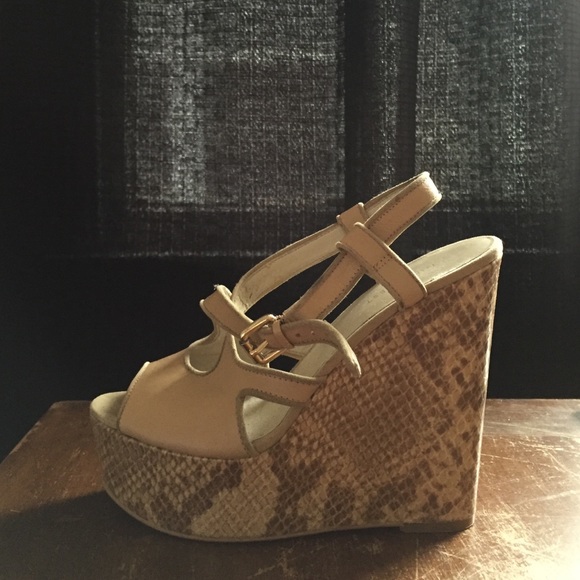 SALE Nine west snakeskin wedges