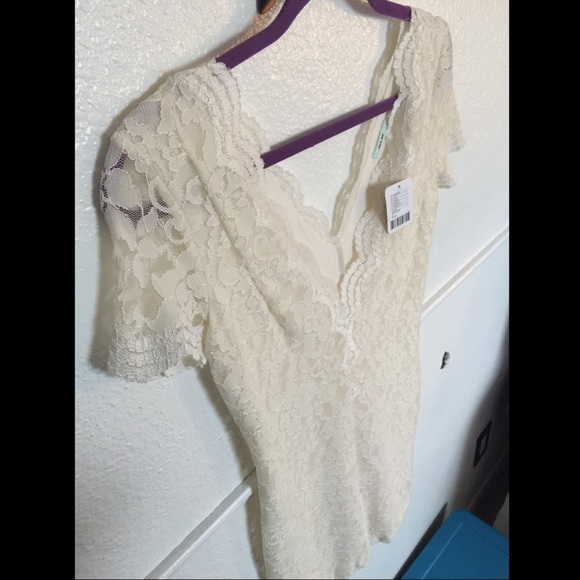 Body-con lace fitted dress