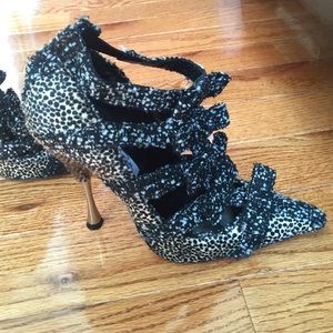 Oscar de la Renta black and off-white Elisa Pump