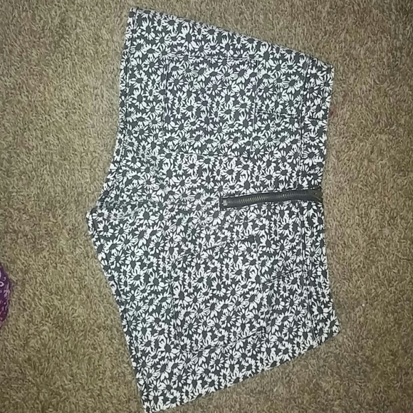 Pacsun Hipster High Waisted Daisy Flower Shorts - Picture 1 of 2