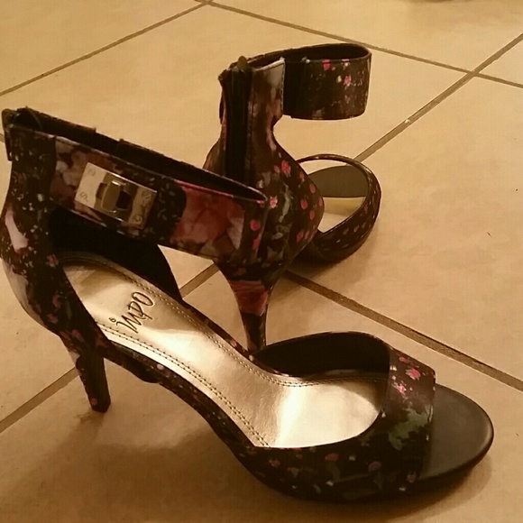 Black rose pattern heels, satin looking finish!