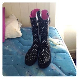 Polka dot rain boots ☔️