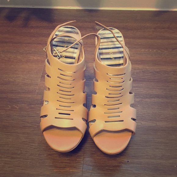 Tan/beige wedges