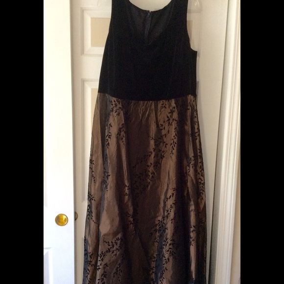 Dresses & Skirts - Full length sleeveless gown SALE