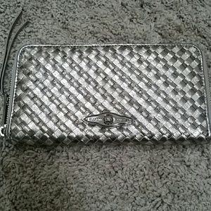 Elliott Lucca wallet
