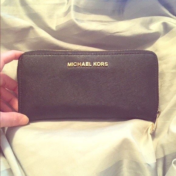 Authentic Michael Kors zip continental wallet