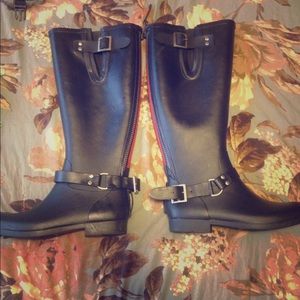 Black rubber rain boots