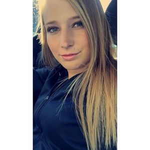 Meet your Posher, Caitlin