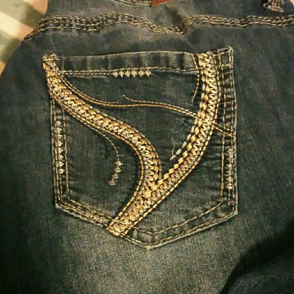 Ariya Distressed jeans