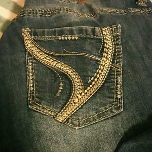 Ariya Distressed jeans