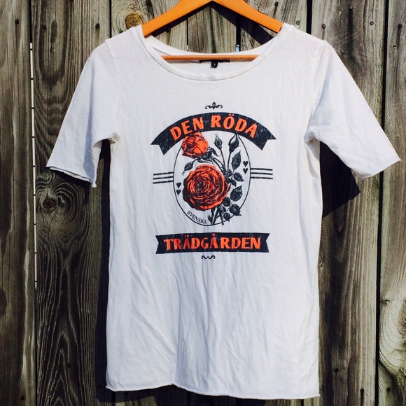 UO quarter sleeve rose vintage graphic tshirt