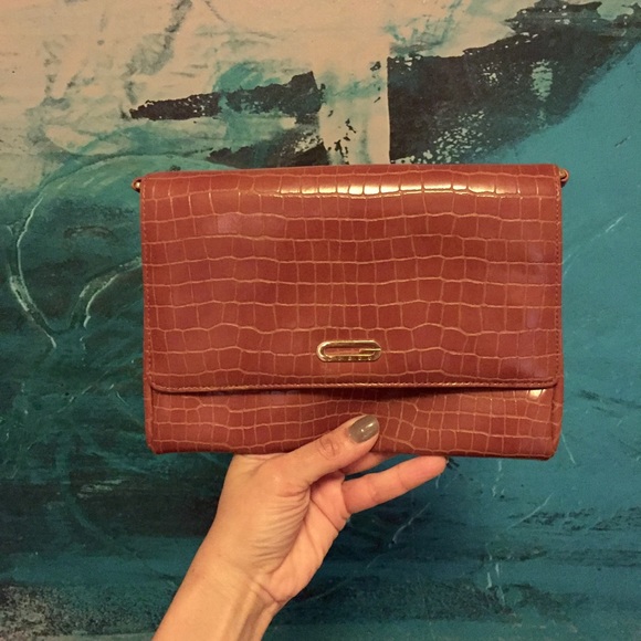 Guess Shoulder and Clutch sneak tan 👛