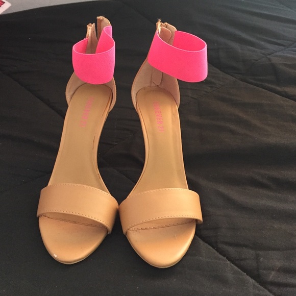Nude heels with hot pink strap! Sz 8