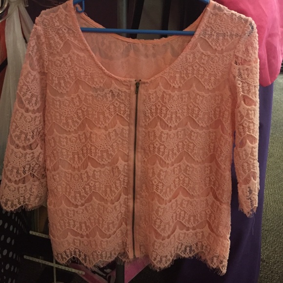 Cute lace peach top - Picture 2 of 2