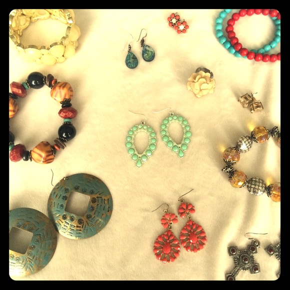 BUNDLE and SAVE!💙 3 pieces of jewelry for $10