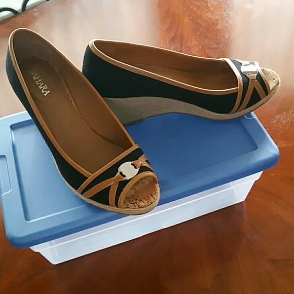 Peep toe wedge shoes