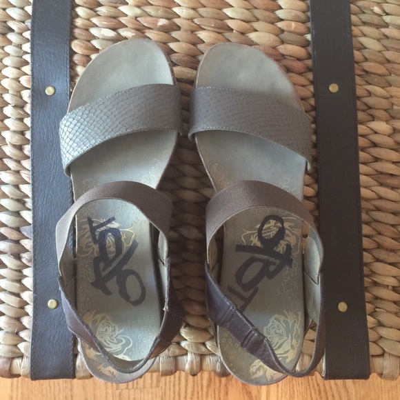 OTBO Bushnell taupe wedges