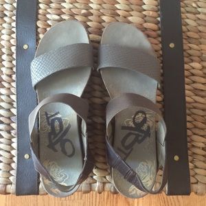 OTBO Bushnell taupe wedges