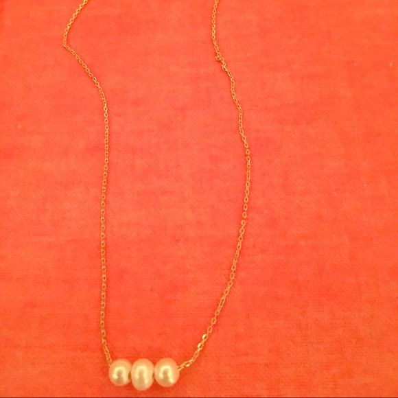Gold pearl necklace