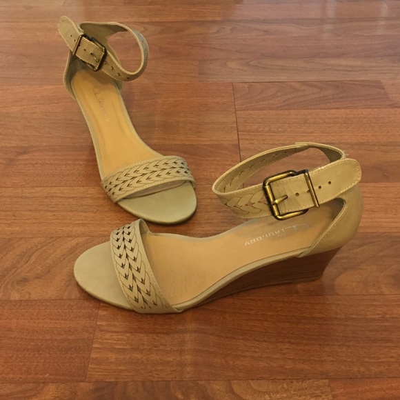 Chinese Laundry 'Tifanie' Wedge Sandal - Picture 2 of 4