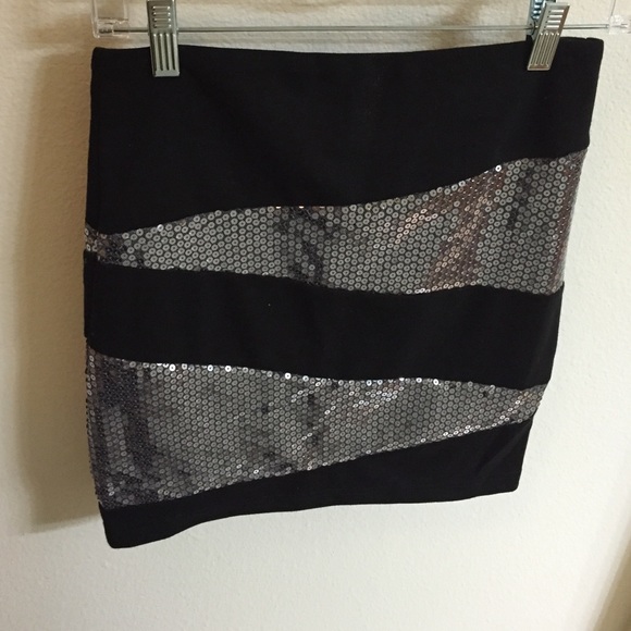 Sequenced black mini skirt