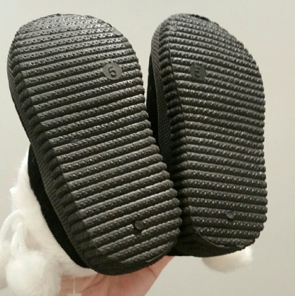 Infant/toddler suede and faux fur poppom  booties - Picture 2 of 4
