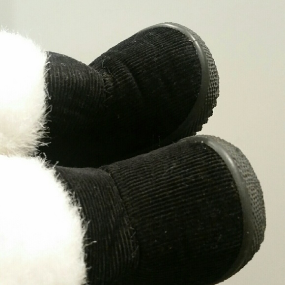 Infant/toddler suede and faux fur poppom  booties - Picture 3 of 4