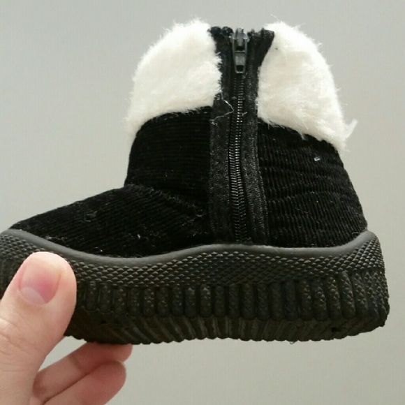 Infant/toddler suede and faux fur poppom  booties - Picture 4 of 4