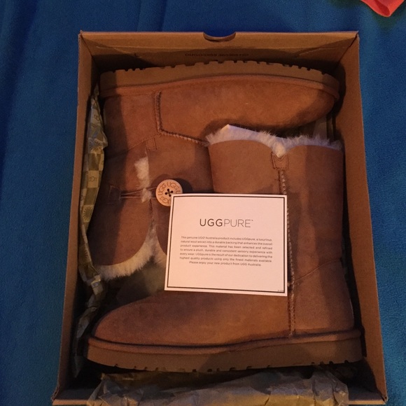 UGG Shoes - NWT Ugg Bailey Button